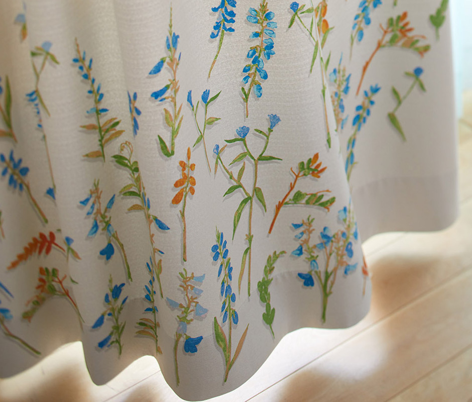 【3級遮光カーテン】鮮やかな水彩タッチの花柄が窓辺を彩る　コレット