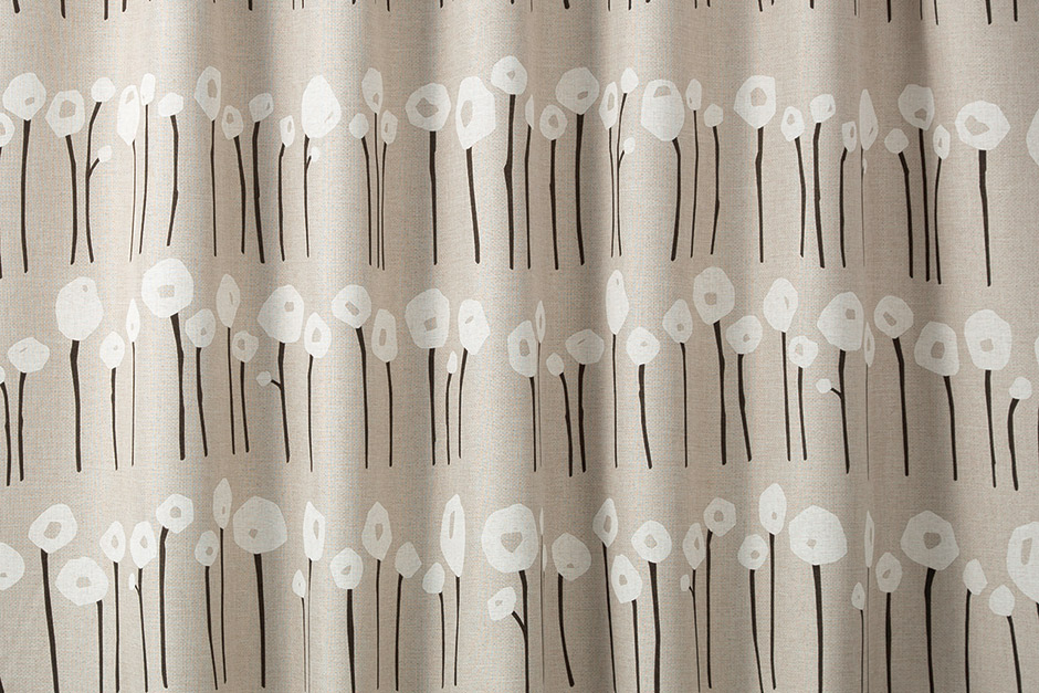 綿毛のような花モチーフが並んだほっこり可愛い3級遮光カーテン ハツナギ D 1196 1枚 遮光カーテン通販専門店 ふくろうのカーテン